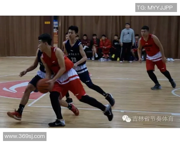 西安篮球队的节奏揭秘:激情与技巧交织的赛场故事 西安篮球队的节奏揭秘:激情与技巧交织的赛场故事